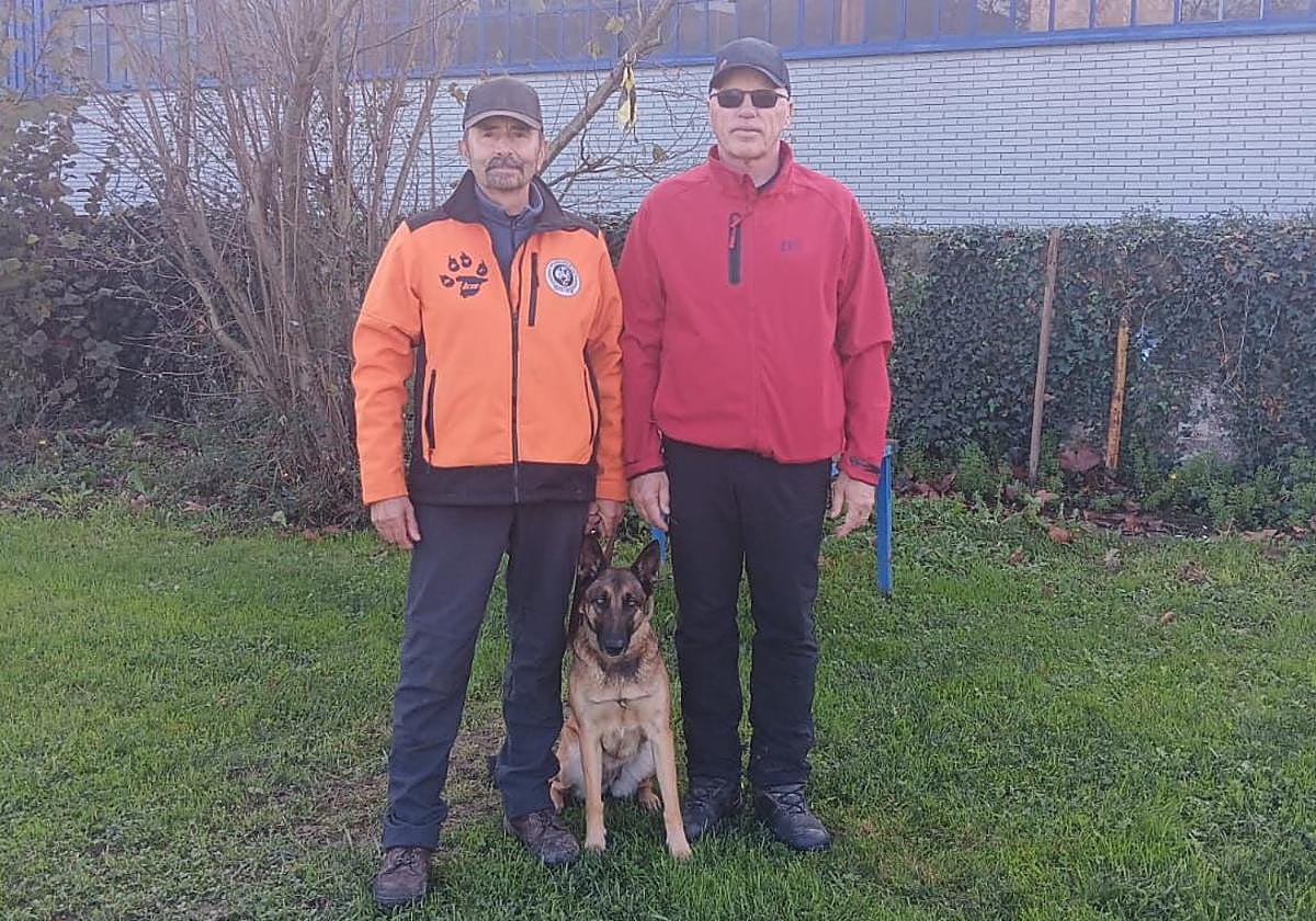 Luis Bachiller con su perro Zortzi y el juez eslovaco Roman Starman.