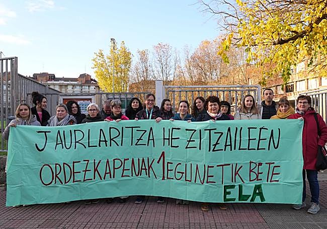 Trabajadoras del sector de educación especial esta mañana frente al colegio San Martín.