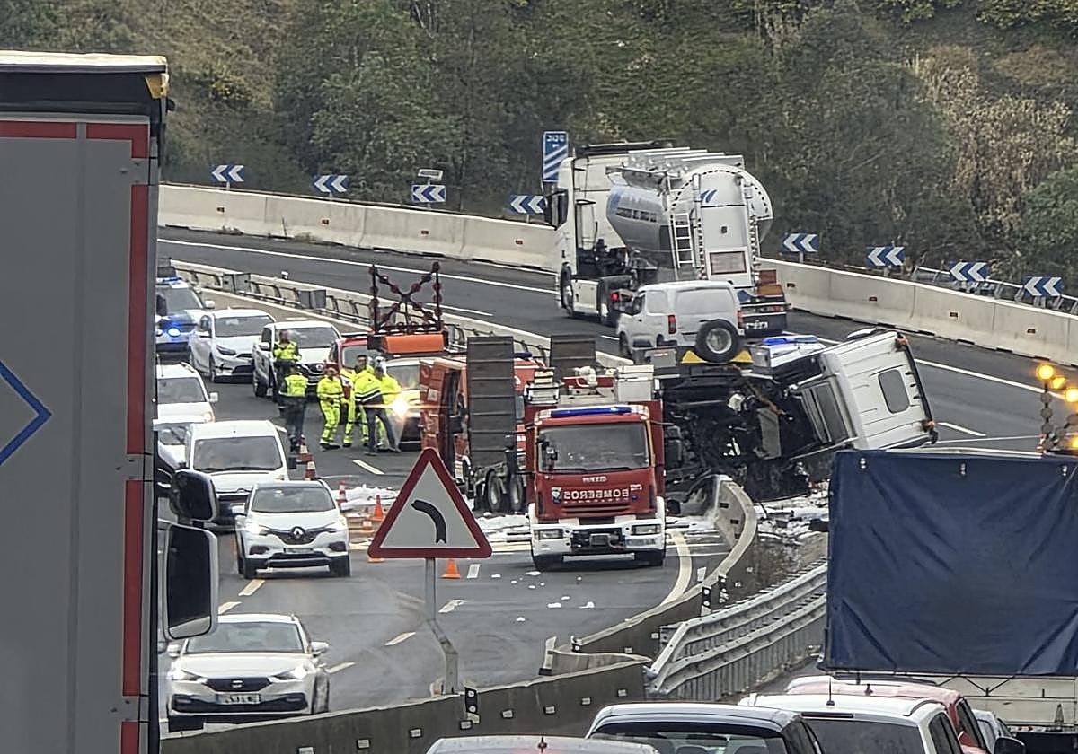Herido al volcar su camión en la A-8 a al altura de Castro