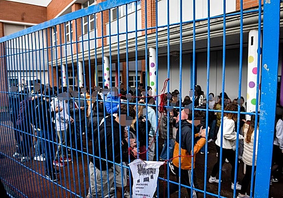 «Nagore, estamos contigo»: alumnos del instituto de Plentzia condenan el reiterado acoso a una profesora