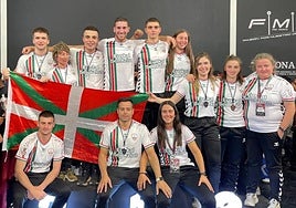 Los miembros de la selección vasca de pelota desplazados a México, en el podio