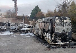 Las llamas han calcinado dos turismos, dos furgonetas y dos camionetas estacionadas en una zona privada de una nave industrial en Betoño.
