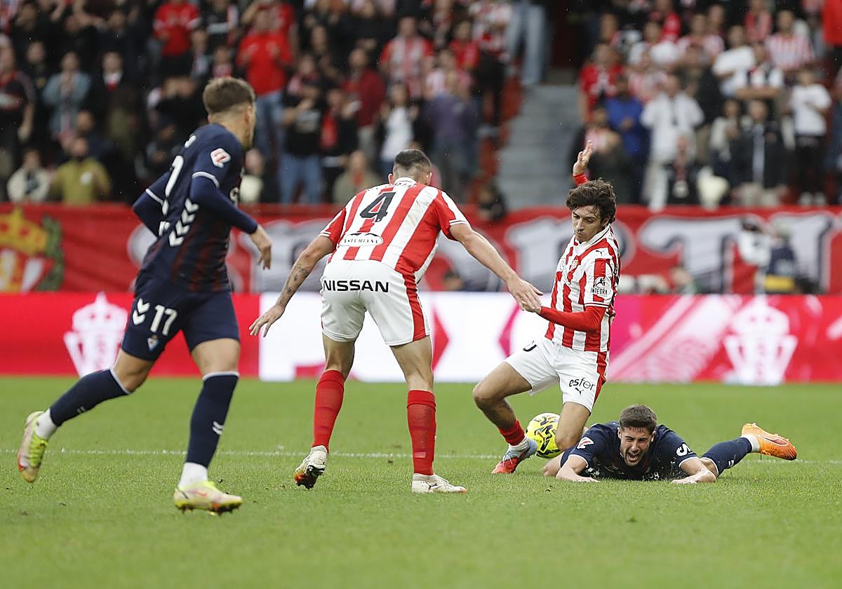 Martón cae al suelo en una acción en la que el navarro reclamó un penalti que el árbitro no apreció.