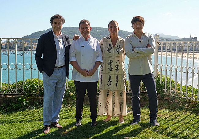 El jurado de 'MasterChef' junto a Martín Berasategui con La Concha de fondo.