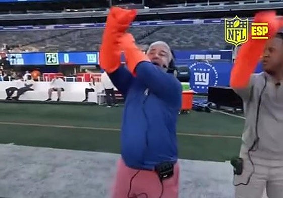 ¿Quién era el hombre de los guantes naranjas que llamó la atención del público en el partido de la NFL en el Bernabéu?