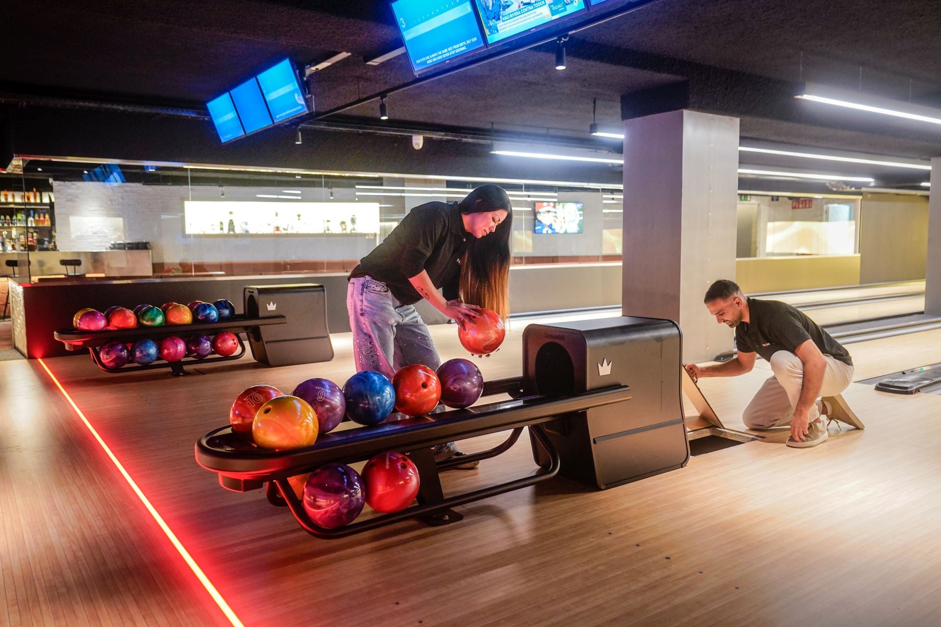 Últimos retoques antes de la inauguración de la nueva bolera Pagazuri.
