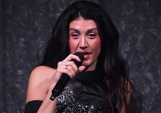 Emocionada despidiéndose de su técnico de sonido.