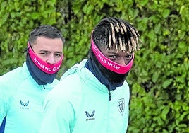 Nico Williams y Gorosabel se protegen del frío en el entrenamiento de la mañana de ayer en las instalaciones en Lezama.