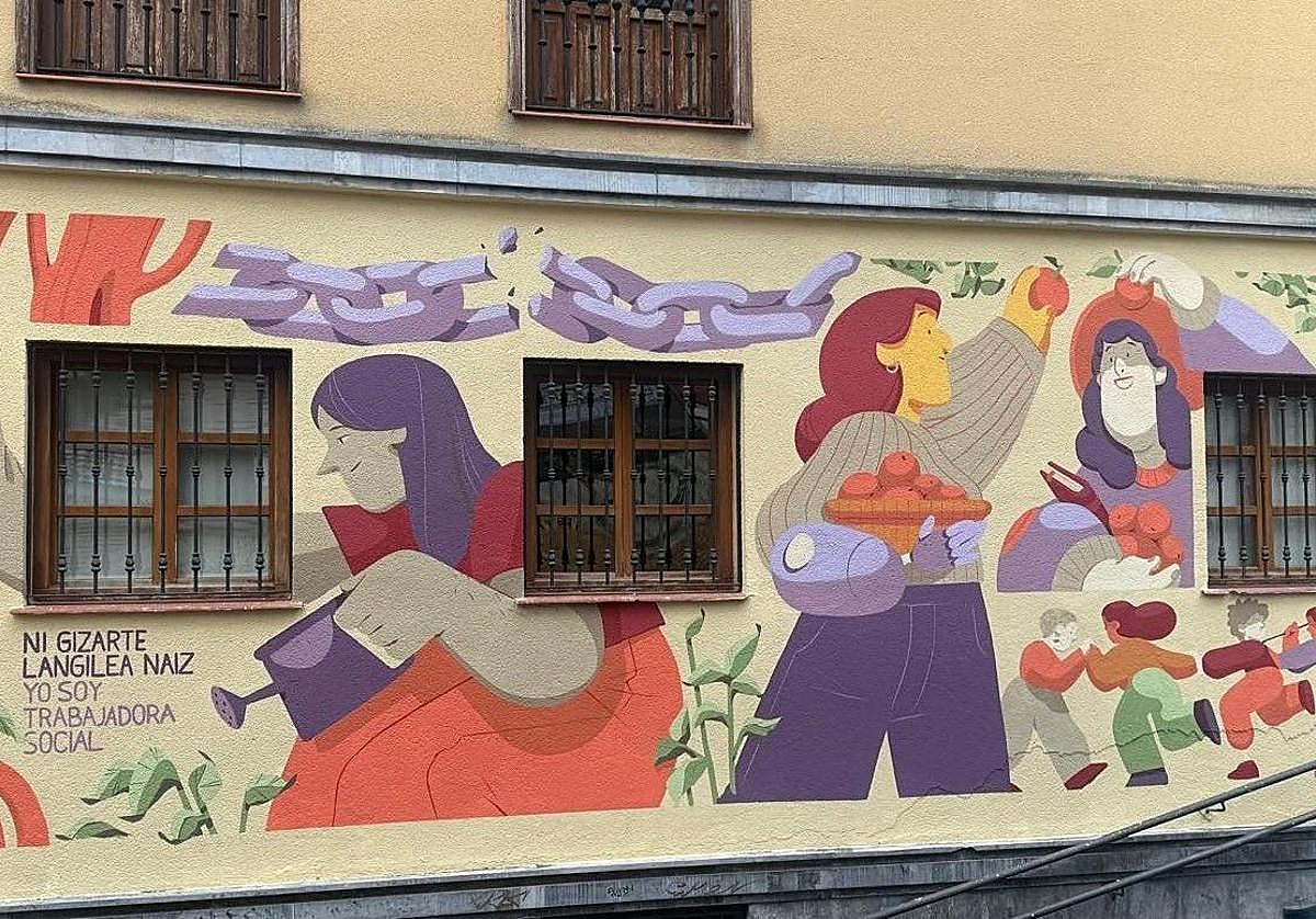 Un nuevo mural en el Casco Antiguo de Vitoria reivindica la labor del trabajo social