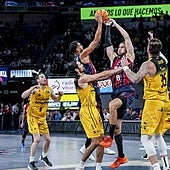 Kobi Simmons y Tadas Sedekerskis pelean por la posesión del balón durante el choque ganado en el Buesa al Tenerife.