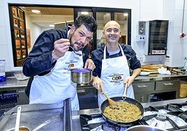 Joseba Olalde degusta el acompañamiento elaborado por su compañero Álex Fernández. Sobre estas líneas, la alubia clásica con los sacramentos en emulsión y el trampantojo 'Sobremesa'