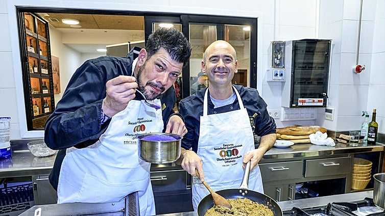 Joseba Olalde degusta el acompañamiento elaborado por su compañero Álex Fernández. Sobre estas líneas, la alubia clásica con los sacramentos en emulsión y el trampantojo 'Sobremesa'