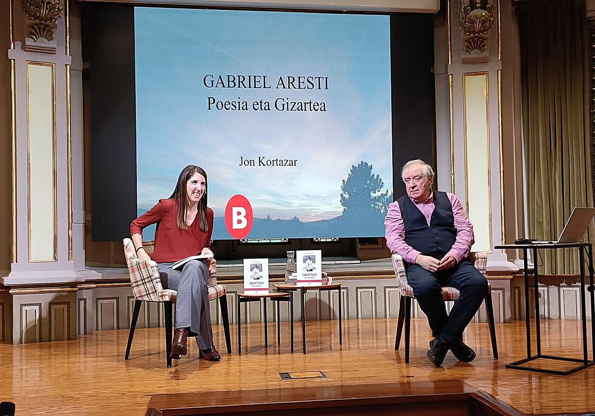 Kortazar, este martes en Bidebarrieta junto a la concejala de Euskera, Eider Inunciaga.