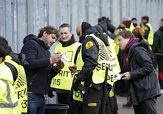 Trabajadores de Prosegur controlando los accesos al campo de San Mamés.