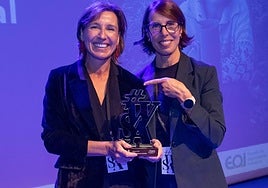 Isabel Abascal, a la izquierda, recogiendo su premio.