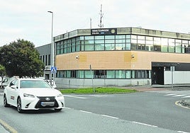 Exterior de la comisaría de la Policía Local de Basauri, convertida en un polvorín en los últimos años.