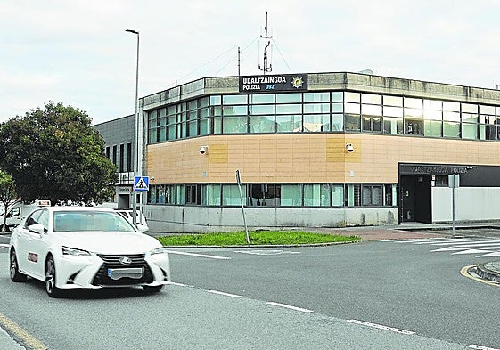Exterior de la comisaría de la Policía Local de Basauri, convertida en un polvorín en los últimos años.