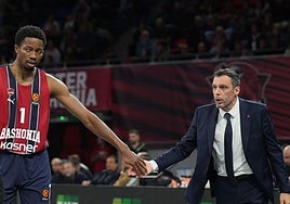 Galbiati saluda a Diakite en un partido.