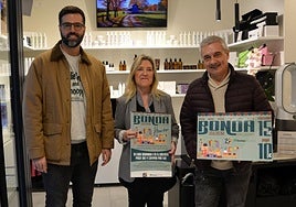 Gorka Álvarez, alcalde de Sestao, junto al concejal de Comercio, Jesús Amenedo, y Teresa Ferrero, una comerciante.
