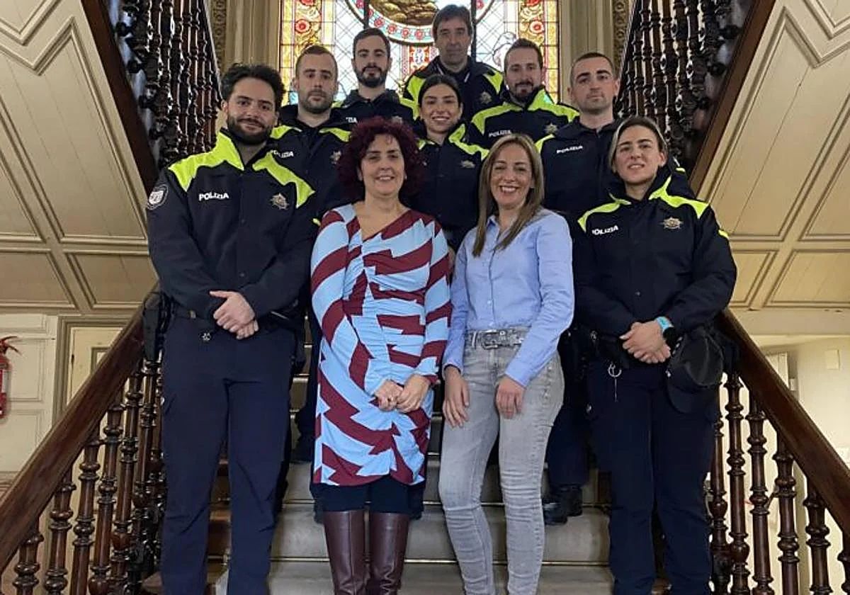 Sonia López, en primer término y camisa azul, en una imagen de archivo tomada en el Ayuntamiento de Santurtzi .