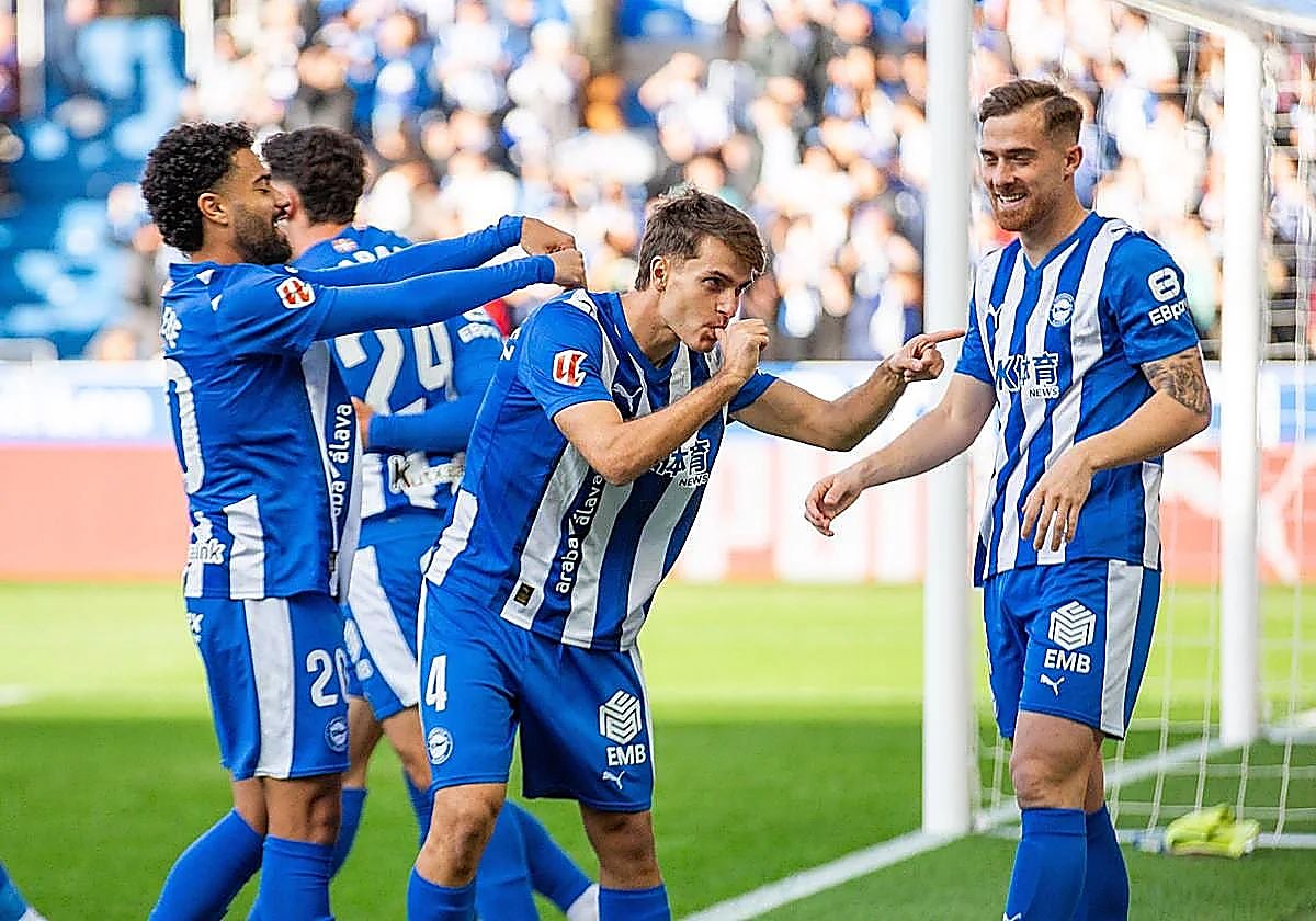 Denis Suárez celebra su gol al Espanyol dedicándoselo a su hijo.
