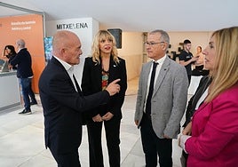 Pérez Iglesias se dirige al rector de la UPV/EHU, Joxerramon Bengoetxea, en presencia de la vicerrectora Estitxu Garai.