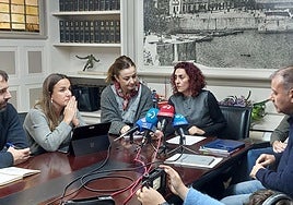 La alcaldesa, en el centro de la imagen junto a su equipo a falta de la «exconcejala», ofrece explicaciones sobre la supuesta filtración a los medios.