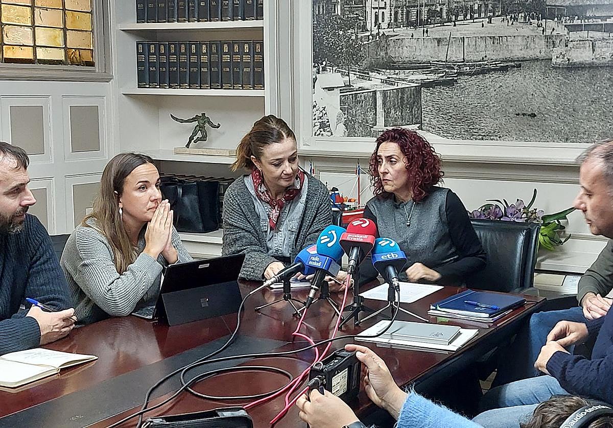 La alcaldesa, en el centro de la imagen junto a su equipo a falta de la «exconcejala», ofrece explicaciones sobre la supuesta filtración a los medios.