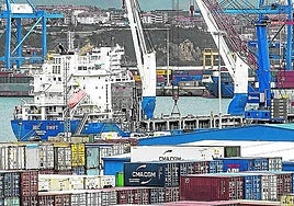 Un trabajador resulta herido en el Puerto de Bilbao tras ser golpeado en una pierna por unas barras de acero