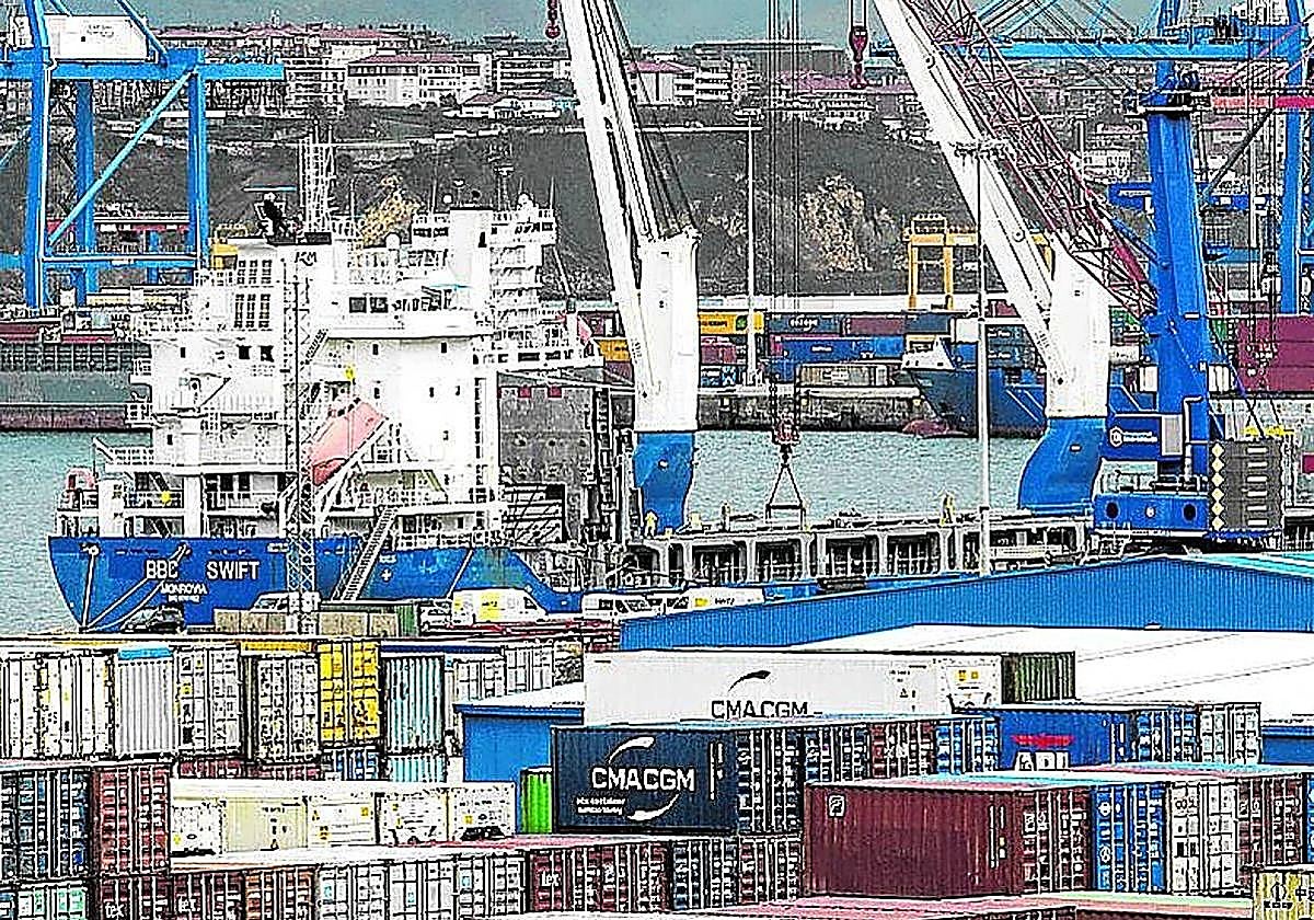 Un trabajador resulta herido en el Puerto de Bilbao tras ser golpeado en una pierna por unas barras de acero