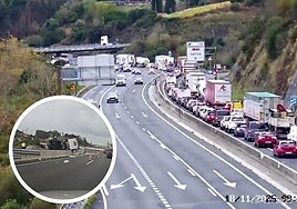 Retenciones en la A-8 por el camión volcado este lunes en Ontón, que hasta esta noche seguirá bloqueando dos carriles