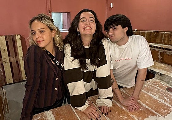 La 'influencer' vizcaína Ariane Hoyos, en el centro, abre con dos amigos una librería en Madrid.
