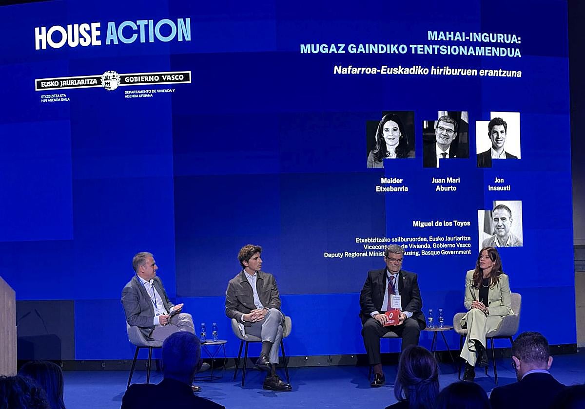 Los tres alcaldes en la mesa redonda moderada por el viceconsejero Miguel de los Toyos.
