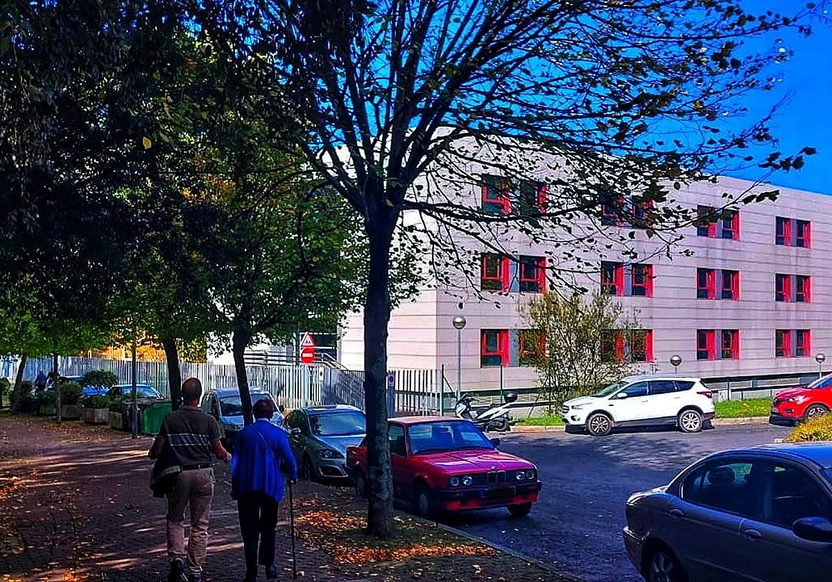 El edificio de la residencia Bizkotxalde ha llegado a alcanzar los «34 grados en el quinto piso», aseguran las familias.