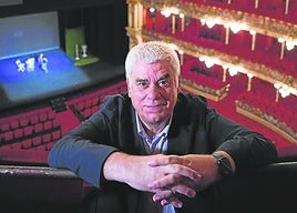 Andoni Olivares, con el patio de butacas del Arriaga a sus pies.