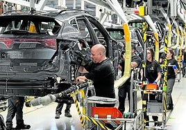 En el acumulado del año, las fábricas han ensamablado 110.000 coches menos que el año pasado.