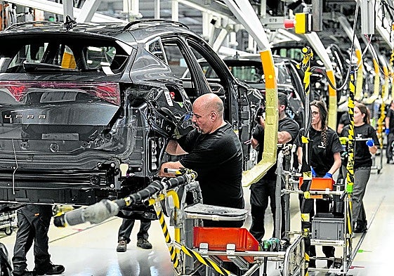 En el acumulado del año, las fábricas han ensamablado 110.000 coches menos que el año pasado.