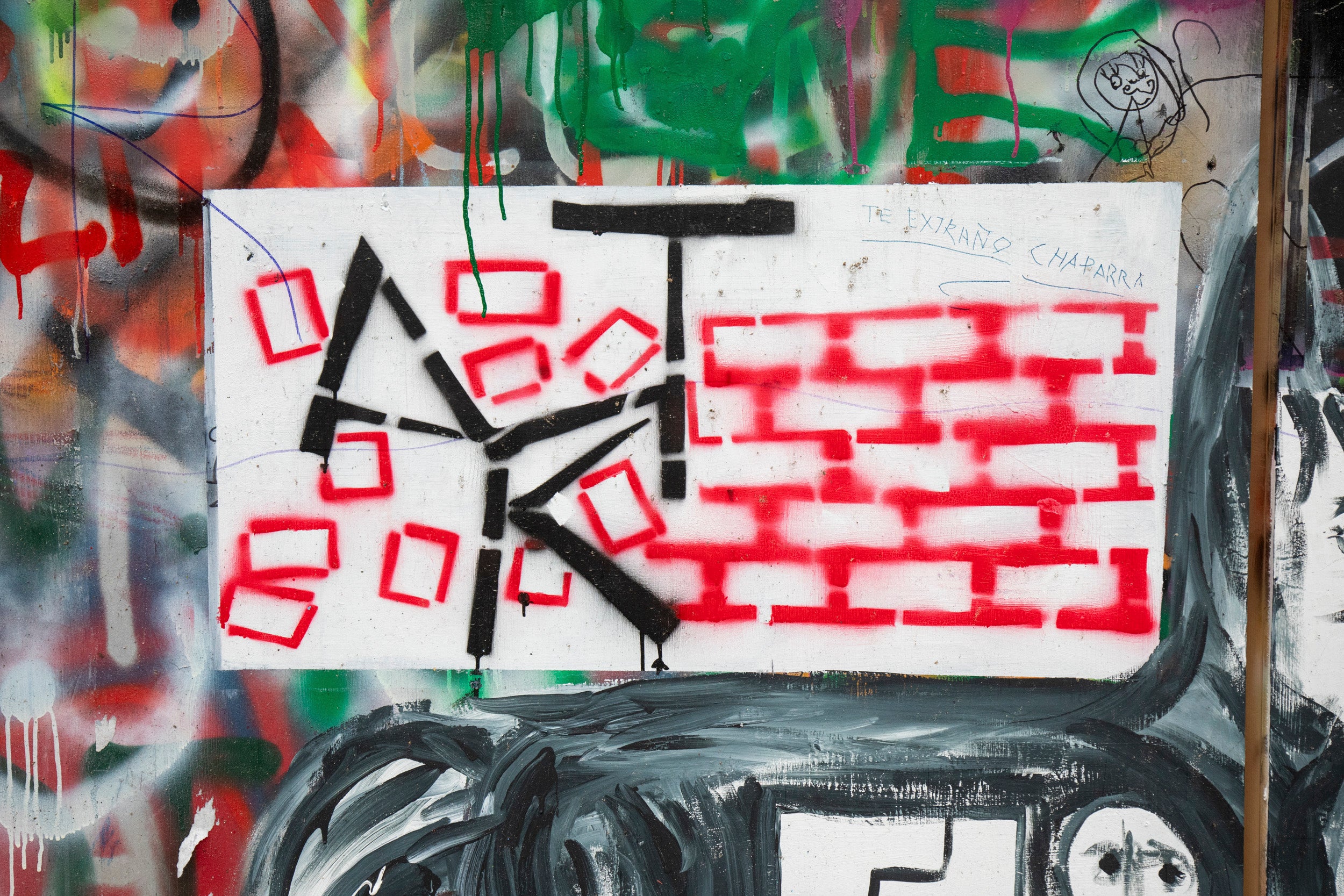 Estos son los grafitis del muro rojo de Vitoria