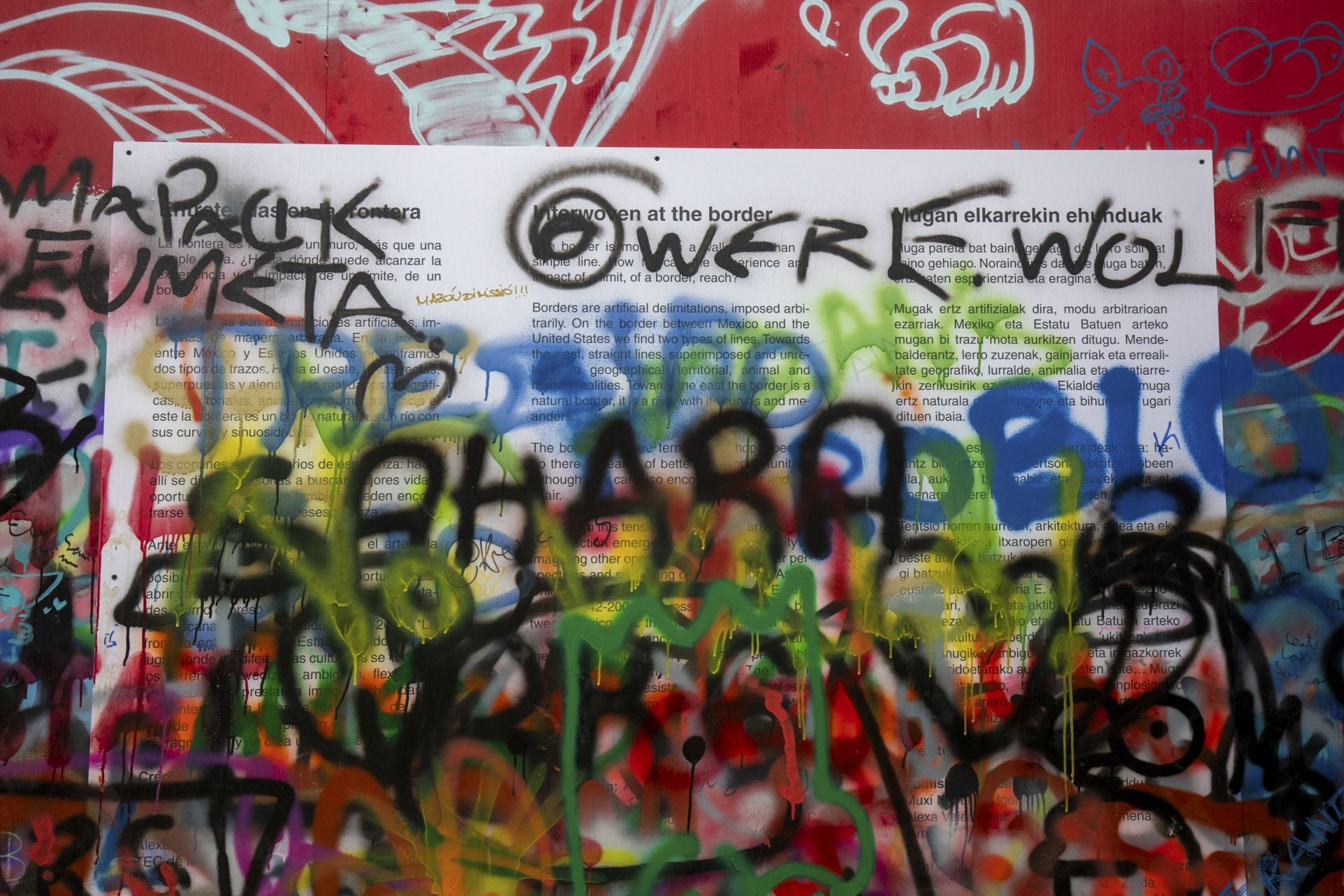 Estos son los grafitis del muro rojo de Vitoria