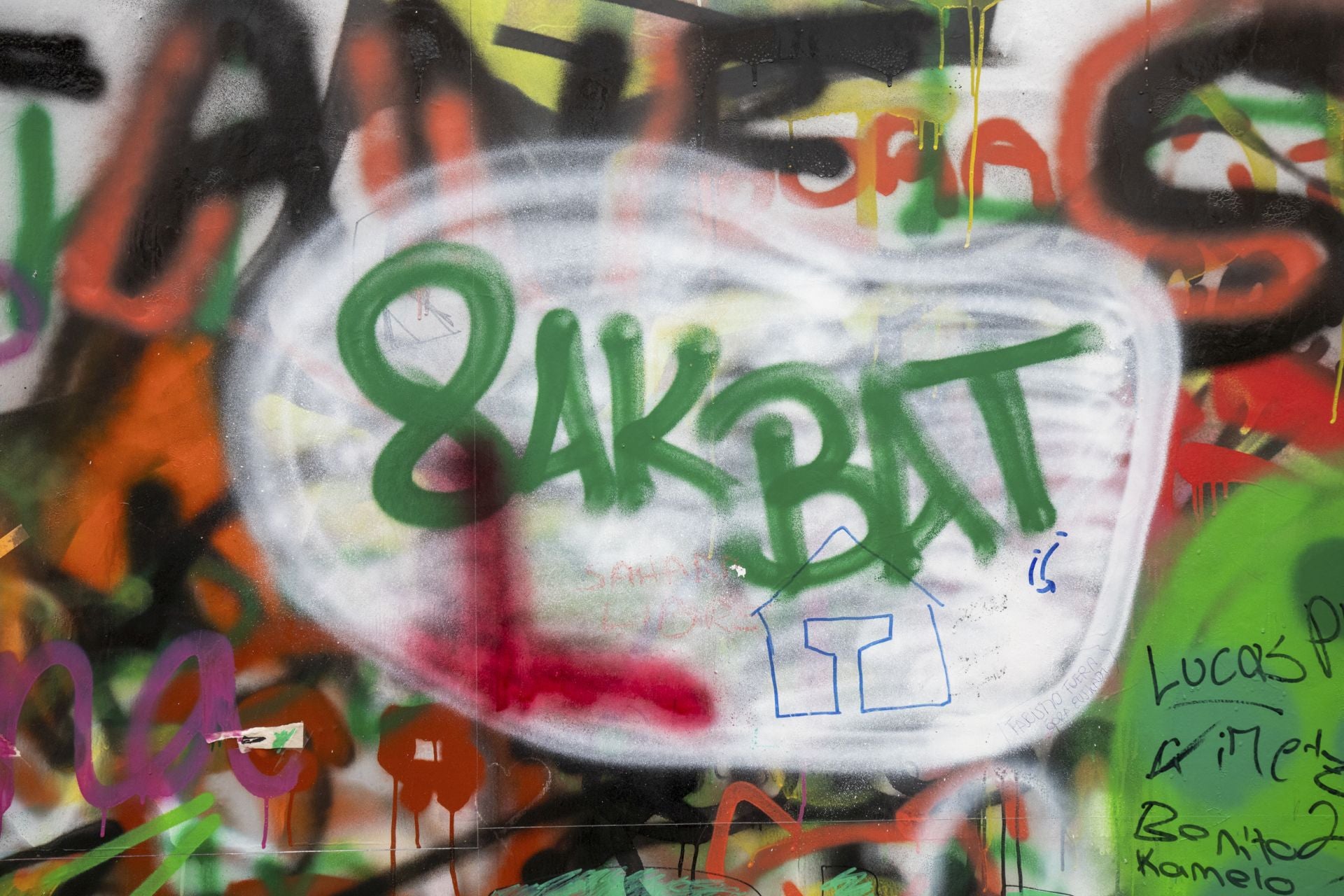 Estos son los grafitis del muro rojo de Vitoria