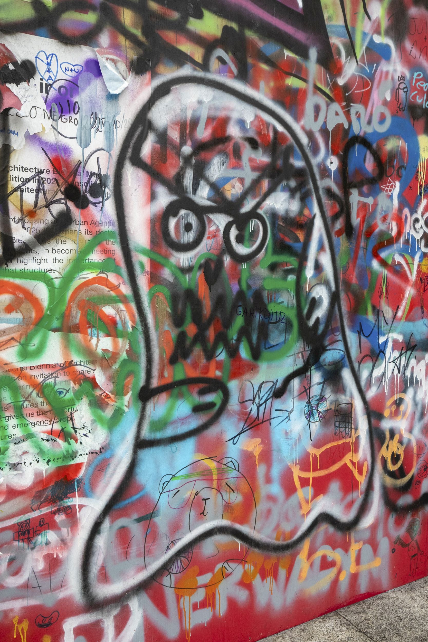 Estos son los grafitis del muro rojo de Vitoria