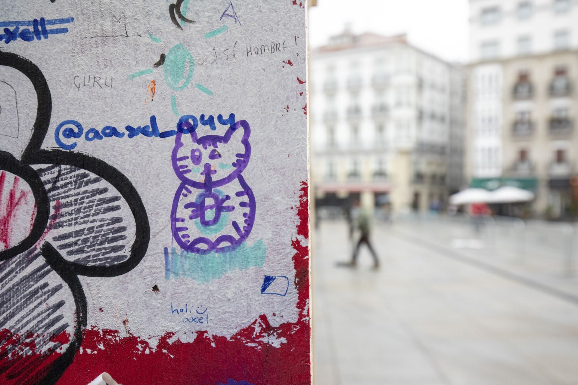 Estos son los grafitis del muro rojo de Vitoria
