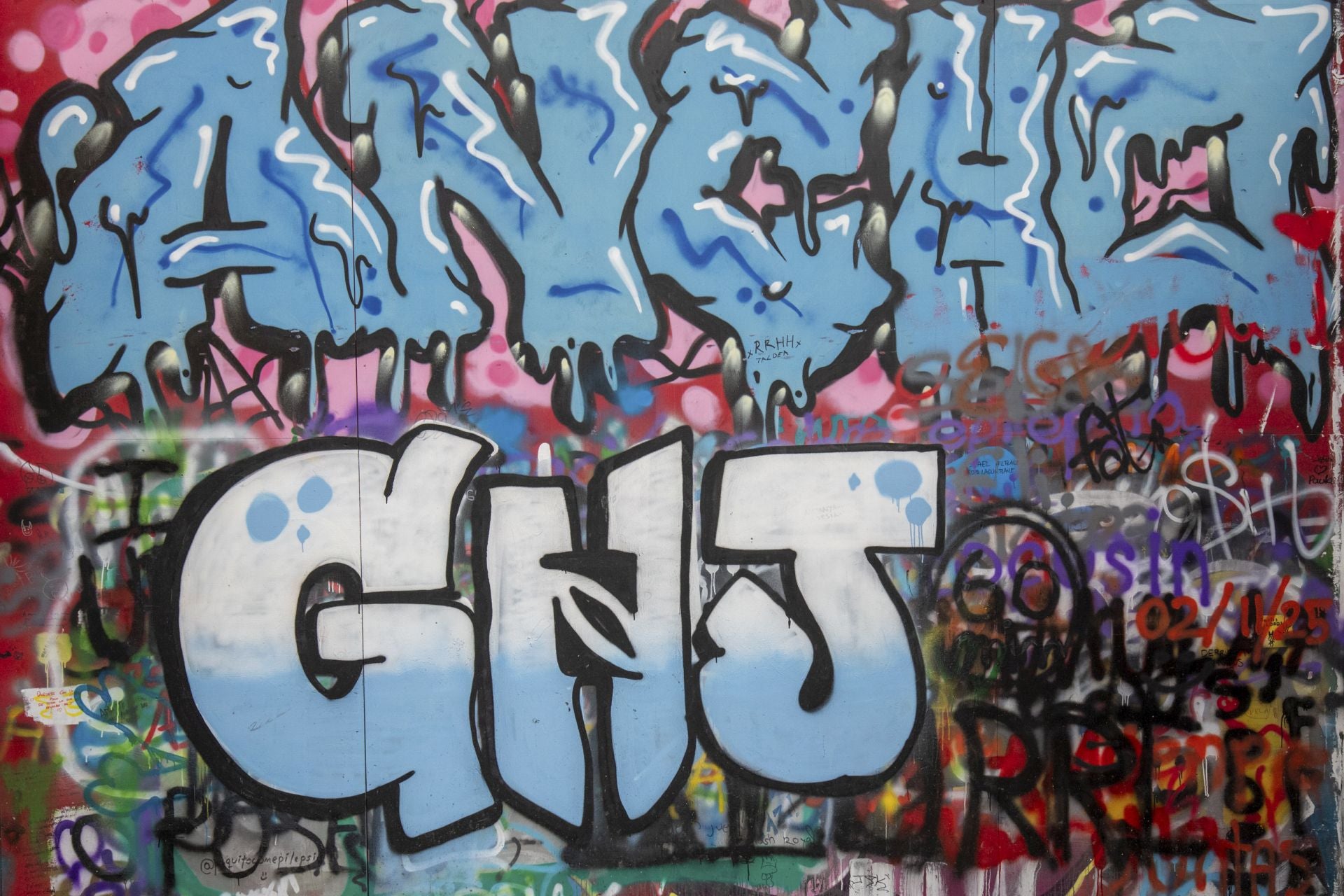 Estos son los grafitis del muro rojo de Vitoria