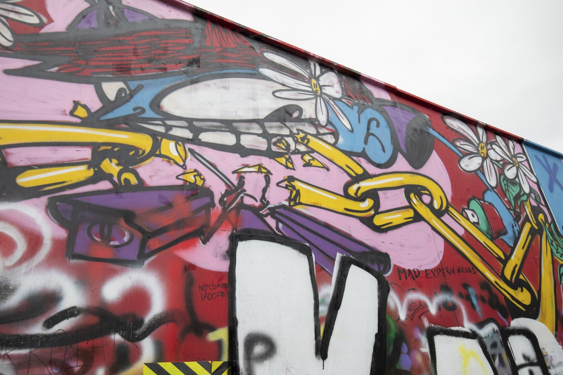 Estos son los grafitis del muro rojo de Vitoria