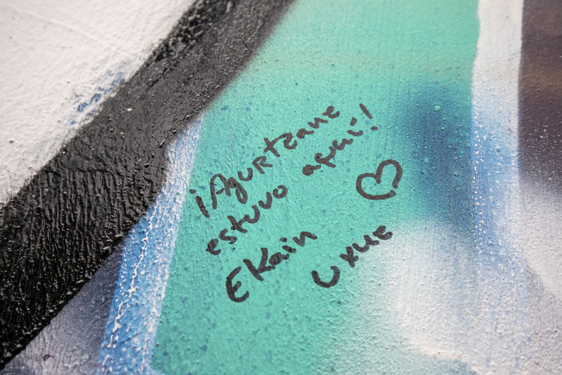 Estos son los grafitis del muro rojo de Vitoria