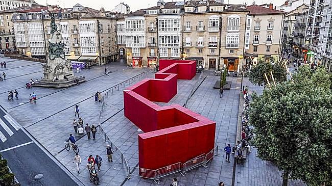 Imagen antes - Desmontan el muro rojo de la Virgen Blanca