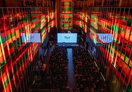 Un espectáculo de luces iluminó el auditorio.