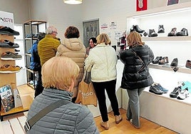 Heidi de Bizcarra atendiendo a varios clientes en la zapatería Oinberri, este miércoles a primera hora.