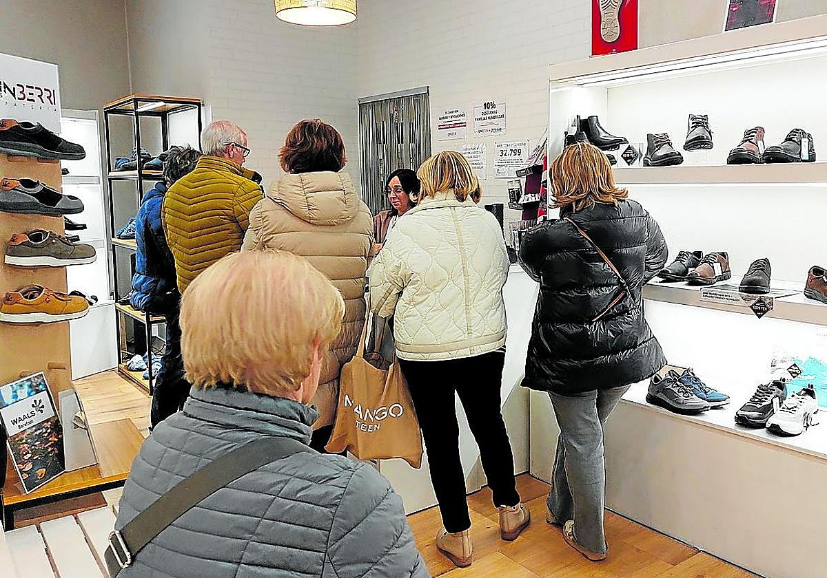 Heidi de Bizcarra atendiendo a varios clientes en la zapatería Oinberri, este miércoles a primera hora.