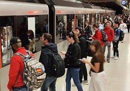 Pasajeros en metro Bilbao.